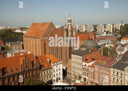 Donnant sur la vieille ville, Torun avec relativement nouveau des complexes d'appartement dans l'arrière-plan. Banque D'Images