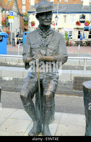Une statue de bronze de Lord Baden Powell, fondateur du mouvement scout sur le quai à Poole, Dorset, England, UK. Banque D'Images