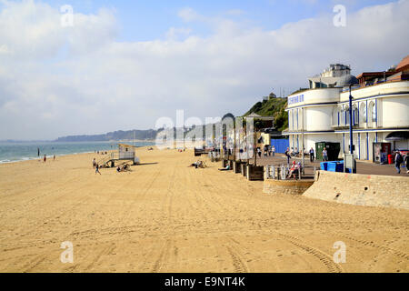 La plage et la promenade de la jetée de Bournemouth, Doset, England, UK. Banque D'Images