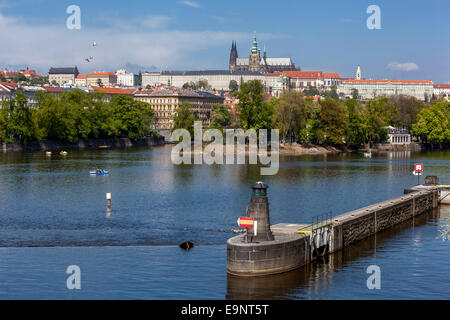 Panorama de Prague avec la Vltava Château de Prague République tchèque vue panoramique Banque D'Images