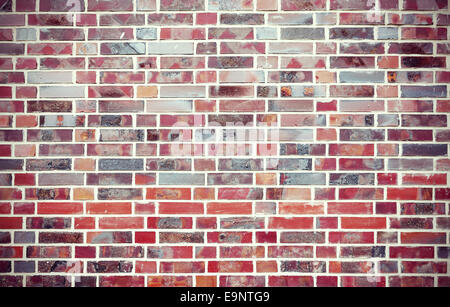 Mur de brique rouge grunge background avec vignetted coins. Banque D'Images