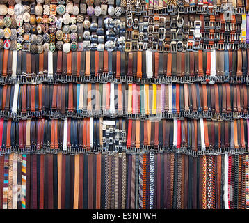 De nombreuses ceintures en cuir de couleur sur un marché. Banque D'Images