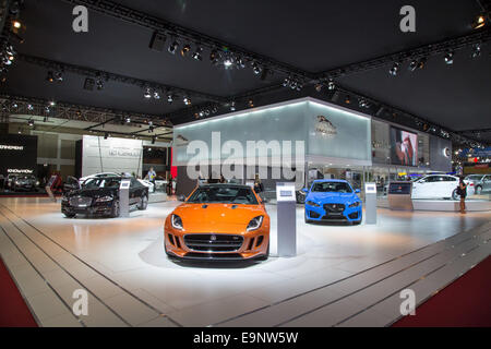 Sao Paulo, Brésil. 30 octobre 2014. Jaguar XJ (noir), Jaguar F-Type (orange), Jaguar XF (bleu). Exposition de véhicules, au cours de la 28ème journée officielle d'inauguration du salon international de l'automobile de Sao Paulo, qui s'est tenue au salon d'exposition d'Anhembi ce jeudi (30) après-midi, à Sao Paulo, au Brésil. Crédit: Andre M. Chang/Alay Live News Banque D'Images