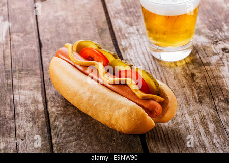Hot dog à la moutarde, les cornichons et les tomates Banque D'Images