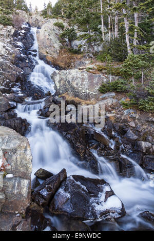 Une section supérieure de Continental tombe sur Spruce Creek sur le sentier des lacs Mohawk près de Breckenridge, Colorado dans les Rocky Mountai Banque D'Images