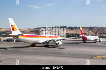 Jets de la compagnie aérienne Iberia aligner sur la piste en attente de décoller de l'aéroport Madrid Barajas (Madrid Aéroport) Banque D'Images