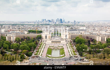 Panorama de Paris, le Trocadéro et la défense de la plate-forme du haut de la Tour Eiffel. Banque D'Images