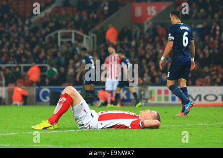 Stoke, UK. 29 Oct, 2014. Ryan Shawcross de Stoke semble découragée - Stoke City vs Southampton - Capital One League Cup - Britannia Stadium - Stoke - 29/10/2014 Philippe Pic Oldham/Sportimage. © csm/Alamy Live News Banque D'Images