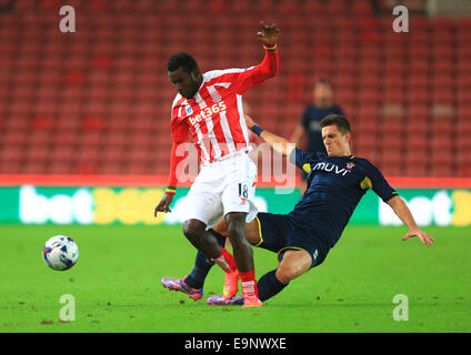 Stoke, UK. 29 Oct, 2014. Southampton Florin Gardos aborde Stokes Mame Biram Diouf - Stoke City vs Southampton - Capital One League Cup - Britannia Stadium - Stoke - 29/10/2014 Philippe Pic Oldham/Sportimage. © csm/Alamy Live News Banque D'Images