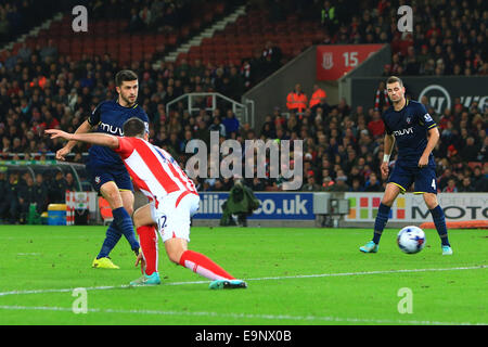 Stoke, UK. 29 Oct, 2014. Southampton Shane Long marque son deuxième but de côtés - Stoke City vs Southampton - Capital One League Cup - Britannia Stadium - Stoke - 29/10/2014 Philippe Pic Oldham/Sportimage. © csm/Alamy Live News Banque D'Images