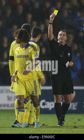 Shrewsbury, Royaume-Uni. 28 Oct, 2014. Carte jaune pour Nathan Ake de Chelsea - Capital One Cup - Shrewsbury Ville vs Chelsea - Greenhous Meadow - Shrewsbury - Angleterre - 28 octobre 2014 - Photo Simon Bellis/Sportimage. © csm/Alamy Live News Banque D'Images