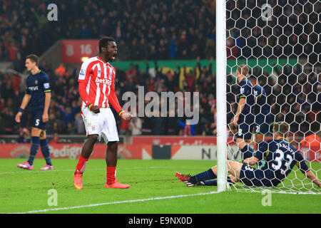 Stoke, UK. 29 Oct, 2014. Stokes Mame Biram Diouf fête marquant son deuxième but de côtés - Stoke City vs Southampton - Capital One League Cup - Britannia Stadium - Stoke - 29/10/2014 Philippe Pic Oldham/Sportimage. © csm/Alamy Live News Banque D'Images