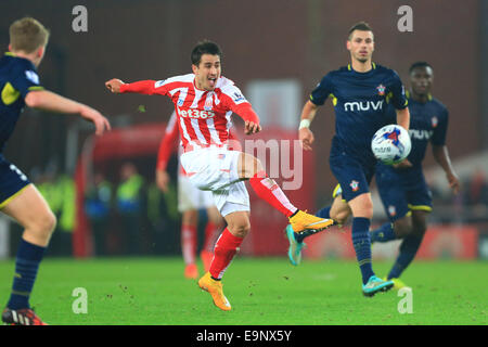 Stoke, UK. 29 Oct, 2014. Bojan Stokes cuillères un tir large Bekim Syla - Stoke City vs Southampton - Capital One League Cup - Britannia Stadium - Stoke - 29/10/2014 Philippe Pic Oldham/Sportimage. © csm/Alamy Live News Banque D'Images