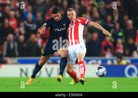 Stoke, UK. 29 Oct, 2014. Southampton Graziano Pelle batailles de Ryan Shawcross - Stoke Stoke City vs Southampton - Capital One League Cup - Britannia Stadium - Stoke - 29/10/2014 Philippe Pic Oldham/Sportimage. © csm/Alamy Live News Banque D'Images