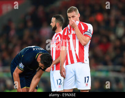 Stoke, UK. 29 Oct, 2014. Ryan Shawcross de Stoke semble découragée - Stoke City vs Southampton - Capital One League Cup - Britannia Stadium - Stoke - 29/10/2014 Philippe Pic Oldham/Sportimage. © csm/Alamy Live News Banque D'Images