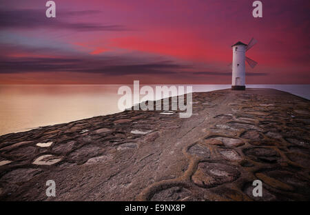 Moulin à vent du phare Stawa Mlyny avec un spectaculaire coucher de soleil. Banque D'Images