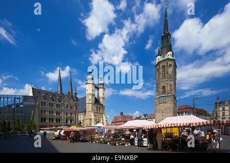 Marché avec église de Sainte Marie, Haendel Statue et Tour Rouge à Halle, Allemagne Banque D'Images