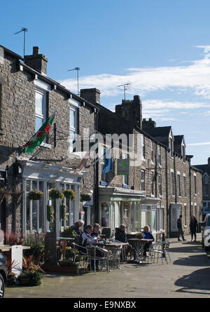 Les gens assis à l'extérieur du Café 1618 à Middleton de Teesdale, Angleterre du Nord-Est, Royaume-Uni Banque D'Images