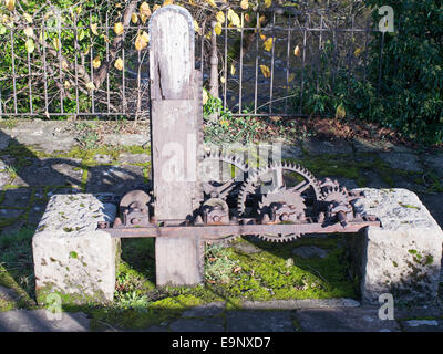 Vieille vanne mécanisme de remontage automatique à Barnard Castle, Angleterre du Nord-Est, Royaume-Uni Banque D'Images