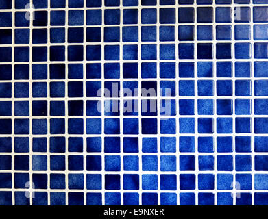 Carreaux bleus sur le mur de la salle de bain. Banque D'Images