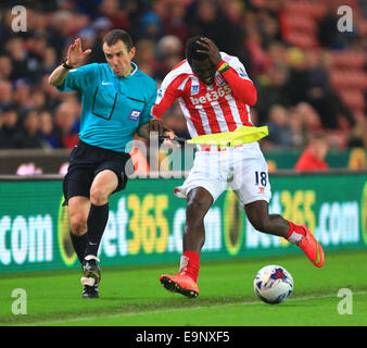 Stoke, UK. 29 Oct, 2014. Stokes Mame Biram Diouf entre en collision avec le juge de ligne - Stoke City vs Southampton - Capital One League Cup - Britannia Stadium - Stoke - 29/10/2014 Philippe Pic Oldham/Sportimage. © csm/Alamy Live News Banque D'Images