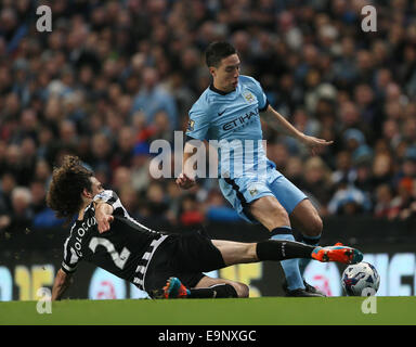 Londres, Royaume-Uni. 29 Oct, 2014. La Manchester City, Samir Nasri acharnés avec Newcastle's Fabio Coloccini.League Cup quatrième round- Manchester City vs Newcastle United - stade Etihad - Angleterre - 29 octobre 2014 - Photo David Klein/Sportimage. © csm/Alamy Live News Banque D'Images