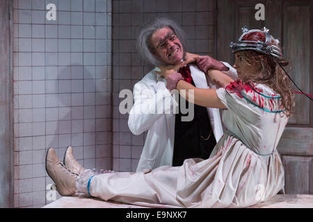 Theatre Royal Plymouth présente Grand Guignol par Carl Grose au Southwark Playhouse, Londres Banque D'Images