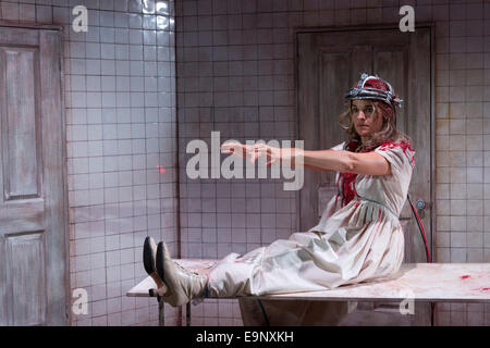 Theatre Royal Plymouth présente Grand Guignol par Carl Grose au Southwark Playhouse, Londres Banque D'Images