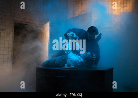 Theatre Royal Plymouth présente Grand Guignol par Carl Grose au Southwark Playhouse, Londres Banque D'Images