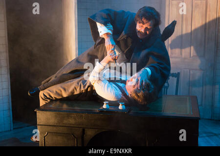 Theatre Royal Plymouth présente Grand Guignol par Carl Grose au Southwark Playhouse, Londres Banque D'Images