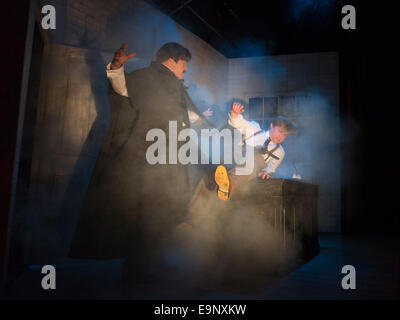 Theatre Royal Plymouth présente Grand Guignol par Carl Grose au Southwark Playhouse, Londres Banque D'Images