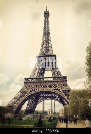 Tour Eiffel avec ciel nuageux en hiver, image de avec filtre vintage. Banque D'Images