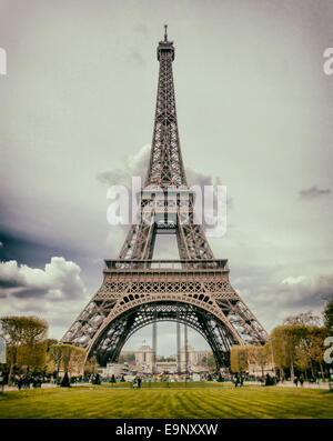 Tour Eiffel avec ciel nuageux en hiver, image de avec filtre vintage. Banque D'Images