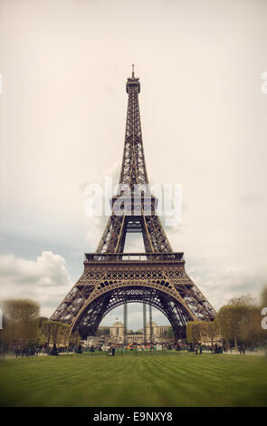 Tour Eiffel avec ciel nuageux en hiver, image de avec filtre vintage. Banque D'Images