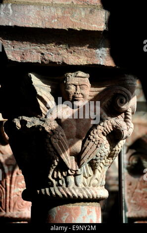 NYC : un superbe roman du xiie siècle sculpté dans le capitole de Cuxa cloître au Cloisters Museum Banque D'Images