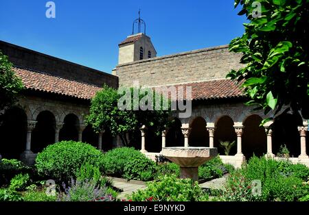 Paris : Le 12ème siècle sereine Cuxa cloître et jardin à The Cloisters Museum * Banque D'Images