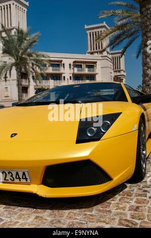 Lamborghini jaune, de location de voiture à l'hôtel Al Qasr Hotel, Madinat Jumeirah Banque D'Images