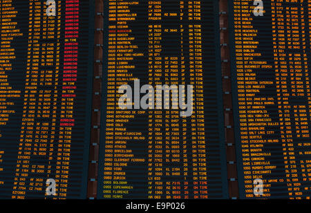 Écran LED Calendrier des départs des vols à l'aéroport international. Banque D'Images