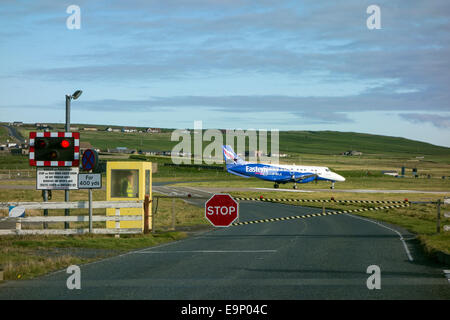 Route fermée à l' établissement"Sumburgh aéroport à permettre l'avion de décoller,' Établissement"Sumburgh, Shetland Banque D'Images