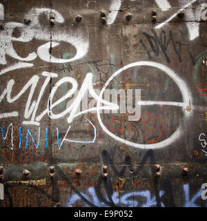 Extreme close up of colorful graffiti sur la porte en bois. Banque D'Images