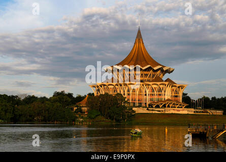 Nouveau bâtiment de l'Assemblée législative de l'État de Sarawak, Kuching, Sarawak, Malaisie Banque D'Images