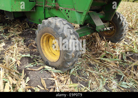Grande roue du tracteur en caoutchouc solide arrière Banque D'Images