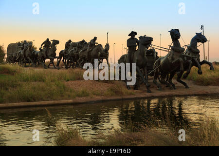 Monument du centenaire de l'exécution des terres au coucher du soleil, Bricktown, Oklahoma City, OK, États-Unis d'Amérique Banque D'Images