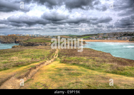 Côte vue de Trevelgue la tête vers plage de Porth Newquay Cornwall England UK dans HDR avec des nuages sombres Banque D'Images