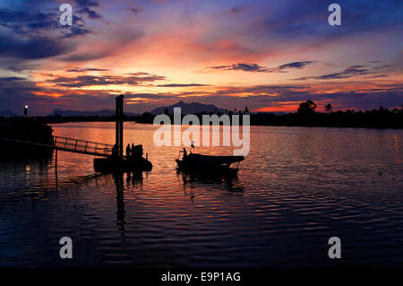 Coucher de soleil sur la rivière Sarawak à Kuching, Malaisie Banque D'Images