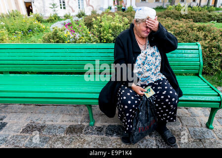 Femme sans-abri de pleurer tandis que la mendicité pour l'argent dans monastère de Saint Serge en Russie. Banque D'Images