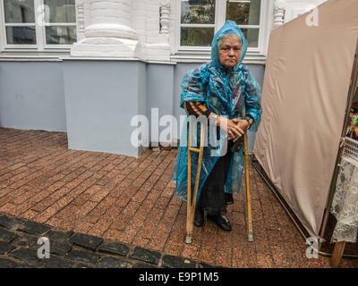 Mobilité femme mendiant de l'argent dans la Laure-Serge à Serguiev Posad. Banque D'Images