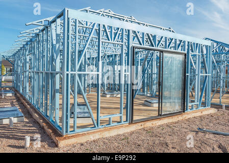 Nouvelle maison en construction à l'aide de cadres en acier contre le ciel bleu Banque D'Images