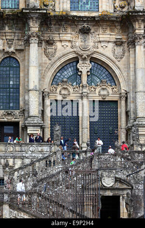 Les touristes devant l'entrée principale sur la façade ouest de la cathédrale , Praza do Obradoiro , Santiago de Compostela , Galice , Espagne Banque D'Images