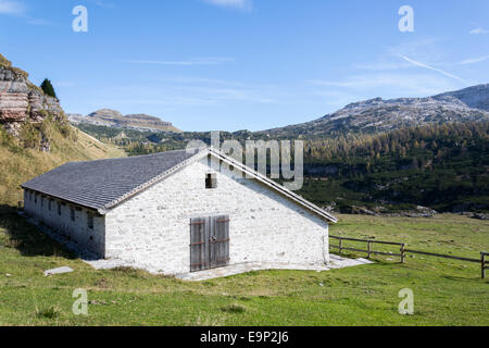 Les bâtiments en brique dans le Dolomites italiennes au cours d'une journée ensoleillée Banque D'Images